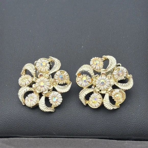 Vintage gold tone ivory swirl and iridescent aurora borealis clip earrings beach - Picture 5 of 10